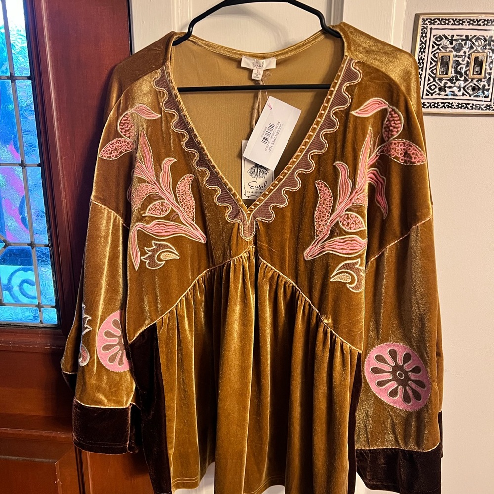 Easel Velvet Embroidered Women Top Size Large